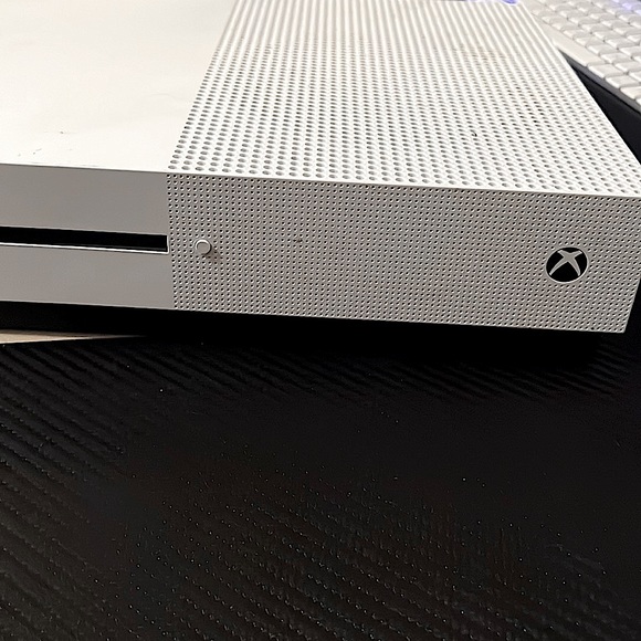 im selling a x-box one s color white